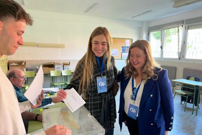 Ayala acompaña a votar a Carolina Álvarez.