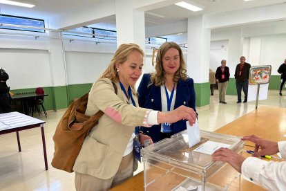 Ayala acompaña a votar a Yolanda Barriuso.