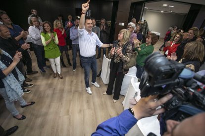 De la Rosa saluda a los asistentes a la fiesta tras el recuento.