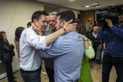 De la Rosa se abraza con Luis Tudanca y Ander Gil.