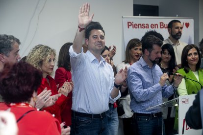 De la Rosa saluda a los asistentes a la fiesta de la noche electoral.