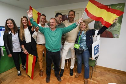 Ambiente de celebración en la sede de Vox tras el recuento electoral.