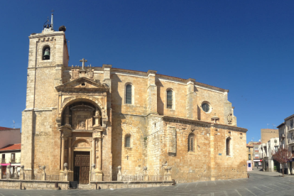 La excolegiata de Nuestra Señora de la Asunción se encuentra en la Plaza Mayor de Roa
