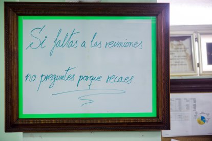 Frase que se puede leer en la sala.