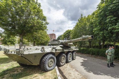 El acuartelamiento Diego Porcelos acoge la celebración del Día de las Fuerzas Armadas.