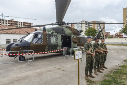El acuartelamiento Diego Porcelos acoge la celebración del Día de las Fuerzas Armadas.