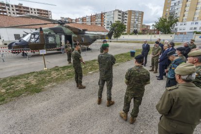 El acuartelamiento Diego Porcelos acoge la celebración del Día de las Fuerzas Armadas.