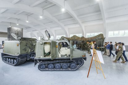 El acuartelamiento Diego Porcelos acoge la celebración del Día de las Fuerzas Armadas.