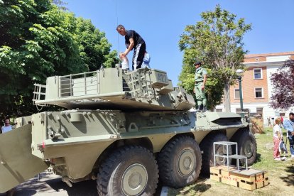 El acuartelamiento Diego Porcelos acoge la celebración del Día de las Fuerzas Armadas.