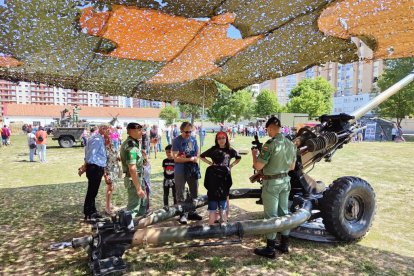 El acuartelamiento Diego Porcelos acoge la celebración del Día de las Fuerzas Armadas.