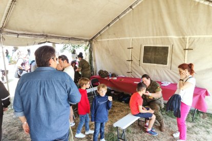 El acuartelamiento Diego Porcelos acoge la celebración del Día de las Fuerzas Armadas.