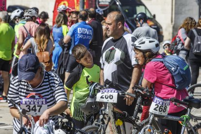 Salida de la Bicicletada solidaria de Adacebur desde el paseo de la Sierra de Atapuerca.