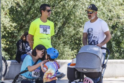 Salida de la Bicicletada solidaria de Adacebur desde el paseo de la Sierra de Atapuerca.