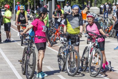 Salida de la Bicicletada solidaria de Adacebur desde el paseo de la Sierra de Atapuerca.