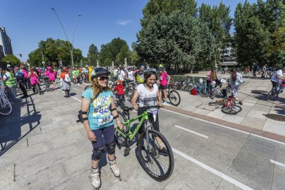 Salida de la Bicicletada solidaria de Adacebur desde el paseo de la Sierra de Atapuerca.