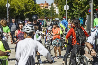 Salida de la Bicicletada solidaria de Adacebur desde el paseo de la Sierra de Atapuerca.