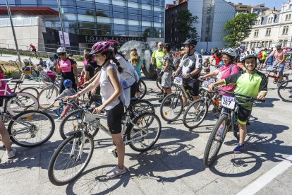 Salida de la Bicicletada solidaria de Adacebur desde el paseo de la Sierra de Atapuerca.
