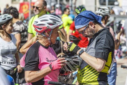Salida de la Bicicletada solidaria de Adacebur desde el paseo de la Sierra de Atapuerca.