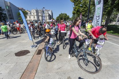 Salida de la Bicicletada solidaria de Adacebur desde el paseo de la Sierra de Atapuerca.