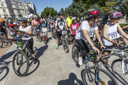 Salida de la Bicicletada solidaria de Adacebur desde el paseo de la Sierra de Atapuerca.