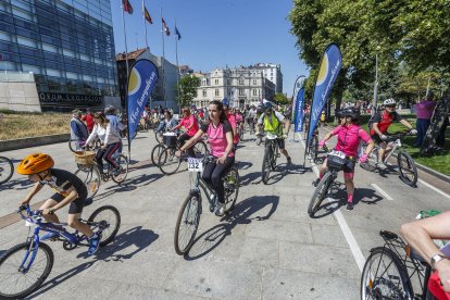 Salida de la Bicicletada solidaria de Adacebur desde el paseo de la Sierra de Atapuerca.