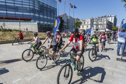Salida de la Bicicletada solidaria de Adacebur desde el paseo de la Sierra de Atapuerca.