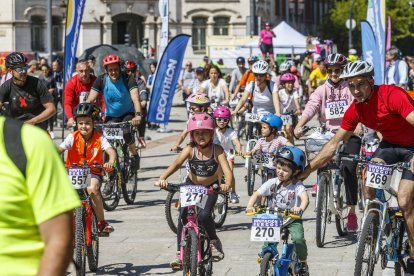 Salida de la Bicicletada solidaria de Adacebur desde el paseo de la Sierra de Atapuerca.
