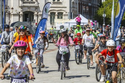 Salida de la Bicicletada solidaria de Adacebur desde el paseo de la Sierra de Atapuerca.