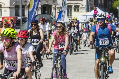 Salida de la Bicicletada solidaria de Adacebur desde el paseo de la Sierra de Atapuerca.
