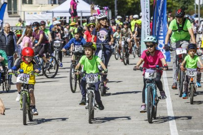 Salida de la Bicicletada solidaria de Adacebur desde el paseo de la Sierra de Atapuerca.