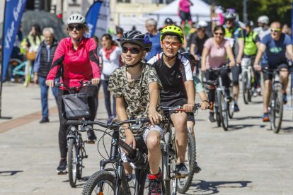 Salida de la Bicicletada solidaria de Adacebur desde el paseo de la Sierra de Atapuerca.