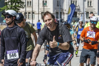 Salida de la Bicicletada solidaria de Adacebur desde el paseo de la Sierra de Atapuerca.