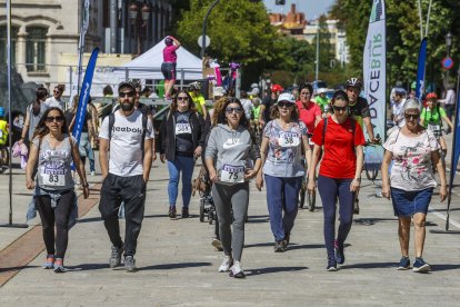 Salida de la Bicicletada solidaria de Adacebur desde el paseo de la Sierra de Atapuerca.
