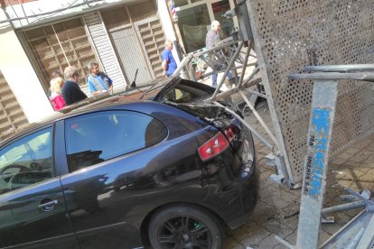 Coche dañado por el andamio.