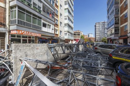 Un andamio se cae en una de las calles de Juan XXIII.
