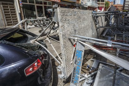 Un andamio se cae en una de las calles de Juan XXIII.