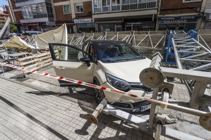 Un andamio se cae en una de las calles de Juan XXIII.