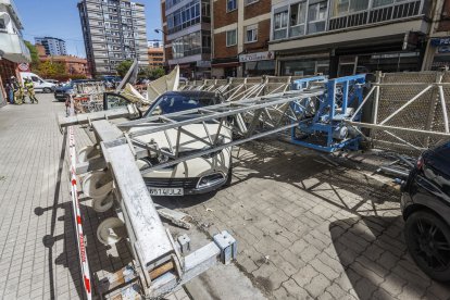 Un andamio se cae en una de las calles de Juan XXIII.