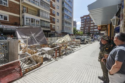 Un andamio se cae en una de las calles de Juan XXIII.