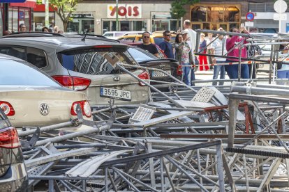 Un andamio se cae en una de las calles de Juan XXIII.