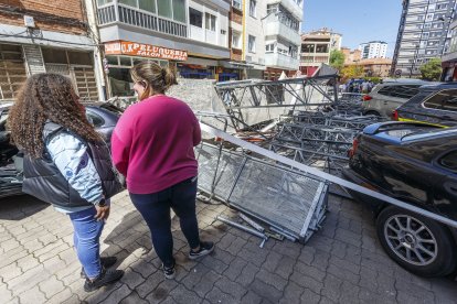 Un andamio se cae en una de las calles de Juan XXIII.