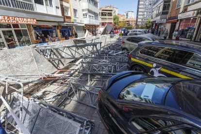 Un andamio se cae en una de las calles de Juan XXIII.
