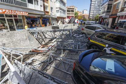 Un andamio se cae en una de las calles de Juan XXIII.