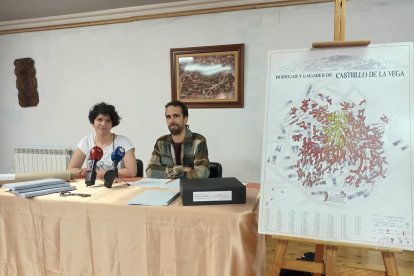 Alfredo Sanz explica la investigación junto a la ex alcaldesa, Flor Amar, que fue quien encargó el estudio