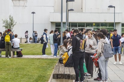 Estudiantes burgaleses realizan la EBAU 2023.