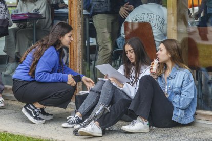 Estudiantes burgaleses realizan la EBAU 2023.
