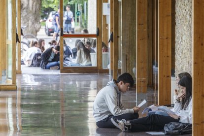 Estudiantes burgaleses realizan la EBAU 2023.