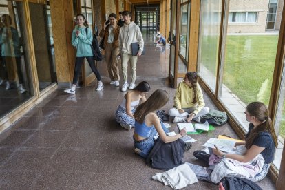 Estudiantes burgaleses realizan la EBAU 2023.
