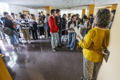 Estudiantes burgaleses realizan la EBAU 2023.