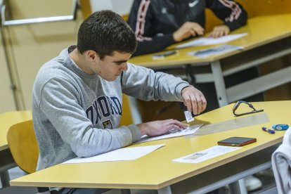 Estudiantes burgaleses realizan la EBAU 2023.
